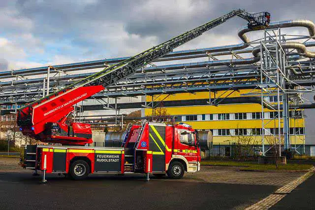 turntable ladder in spanish: escalera de la plataforma giratoria